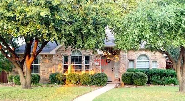 a view of multiple houses with yard and plants