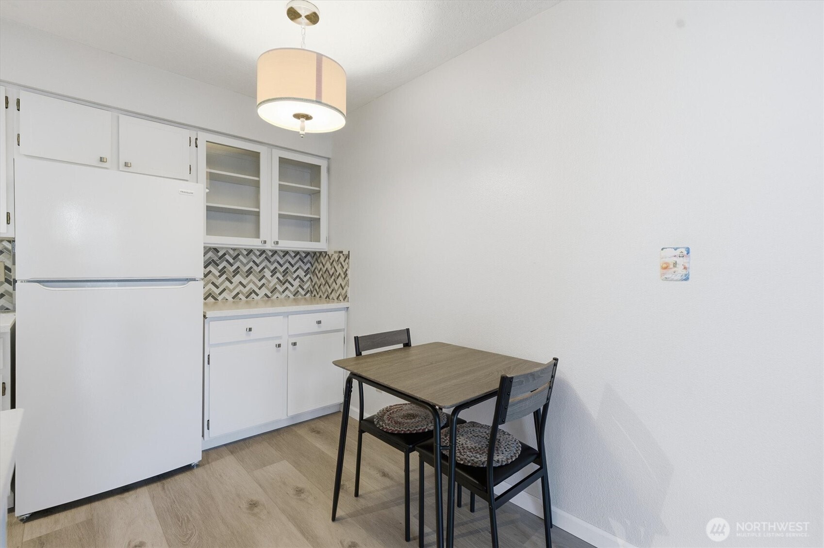 2005 Tibbetts Drive, Unit 209 Longview, WA 98632 - Photo 18 of 40 a room with a table and chairs