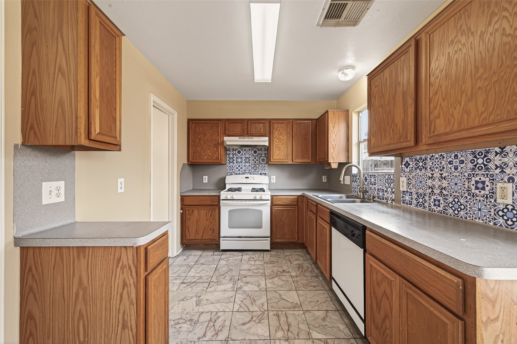 8814 Sage Pl Drive Houston, TX 77071 - Photo 14 of 35