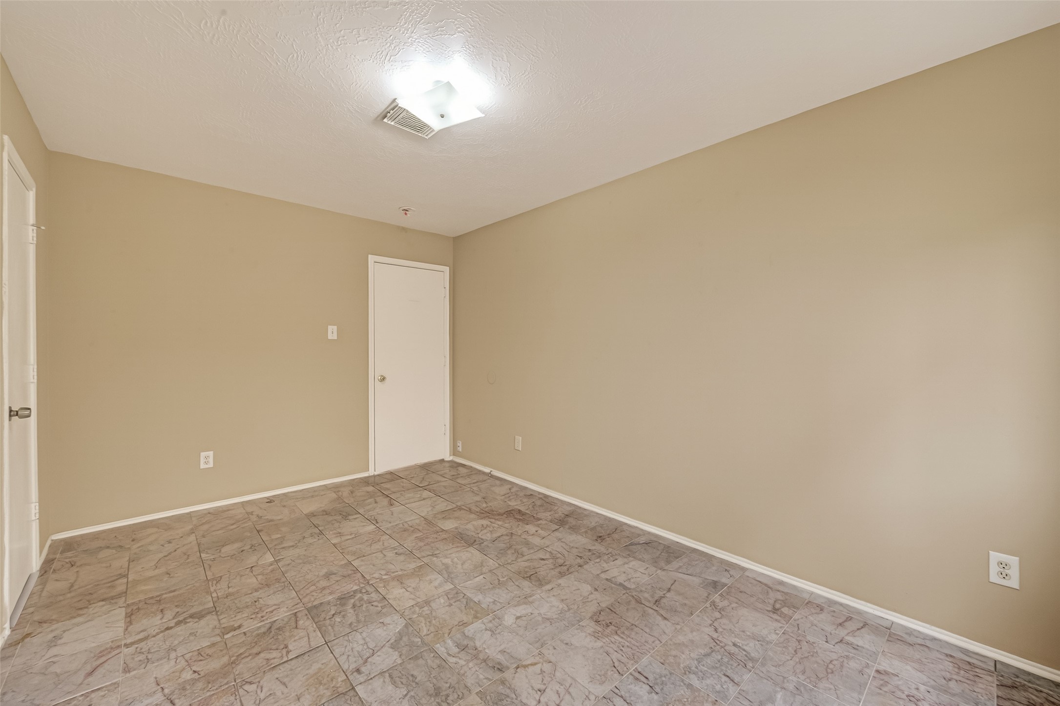 8814 Sage Pl Drive Houston, TX 77071 - Photo 18 of 35 Downstair guest room with full bath