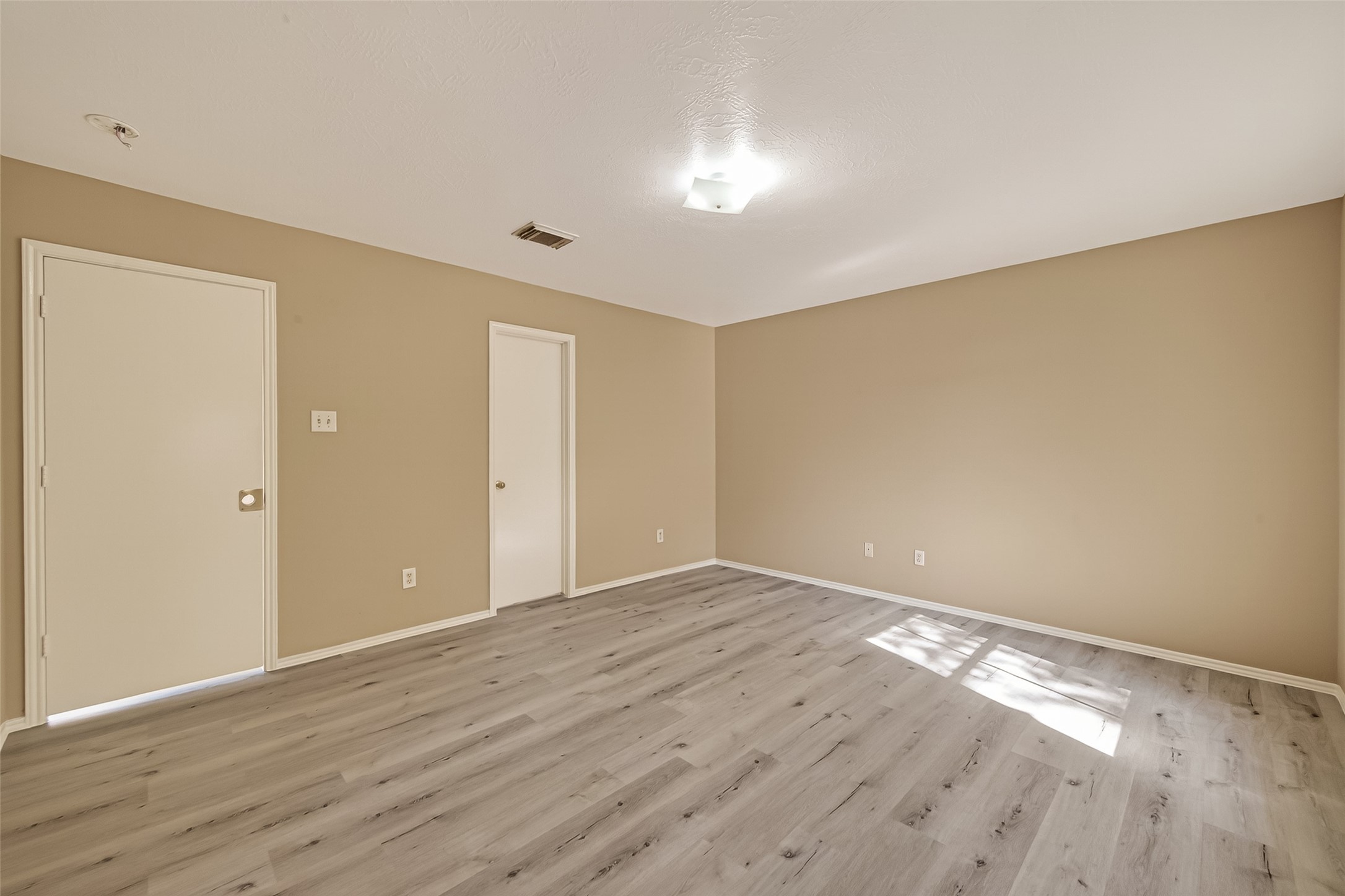 8814 Sage Pl Drive Houston, TX 77071 - Photo 30 of 35 Primary Room