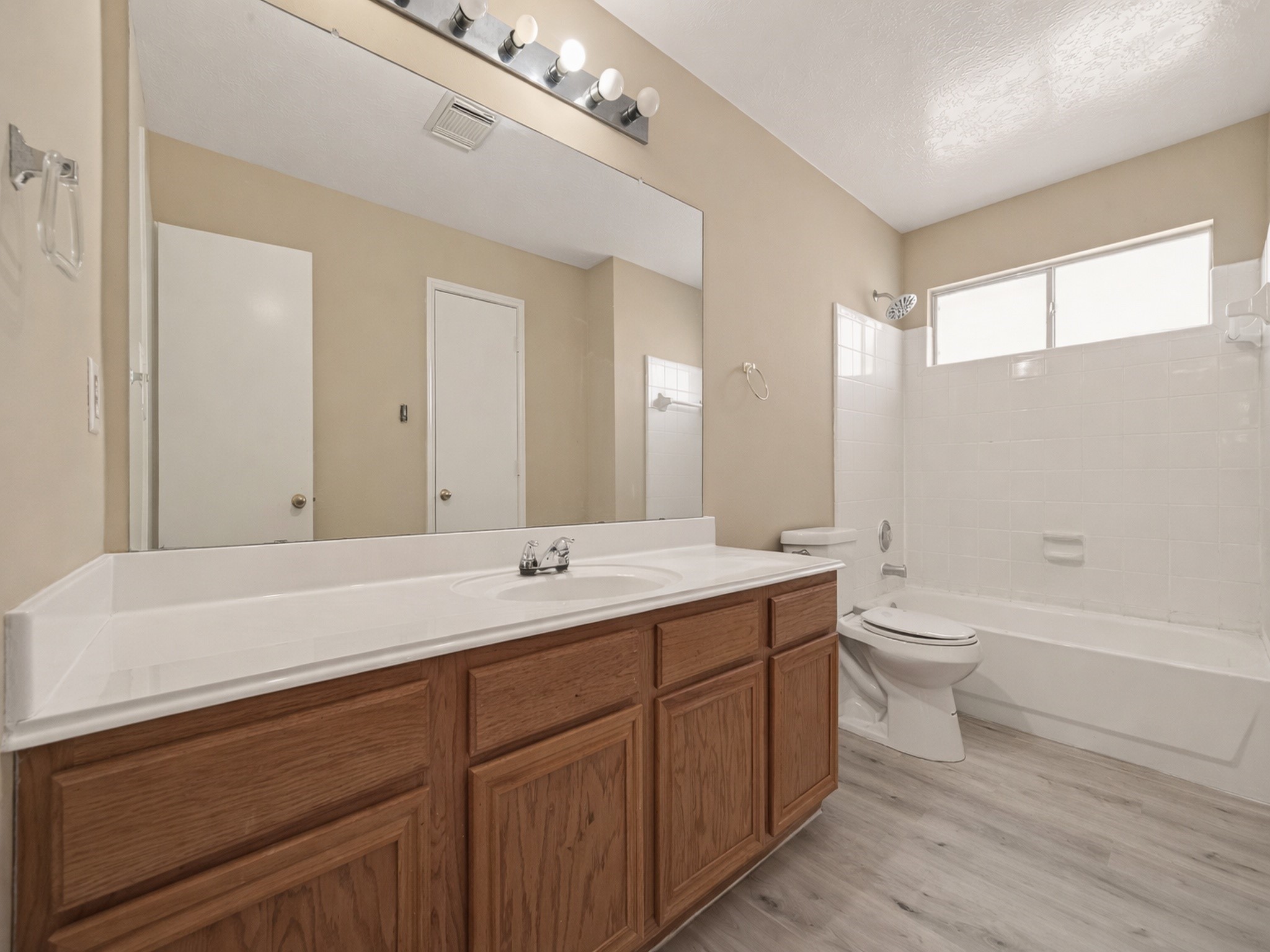 8814 Sage Pl Drive Houston, TX 77071 - Photo 32 of 35 Primary bath