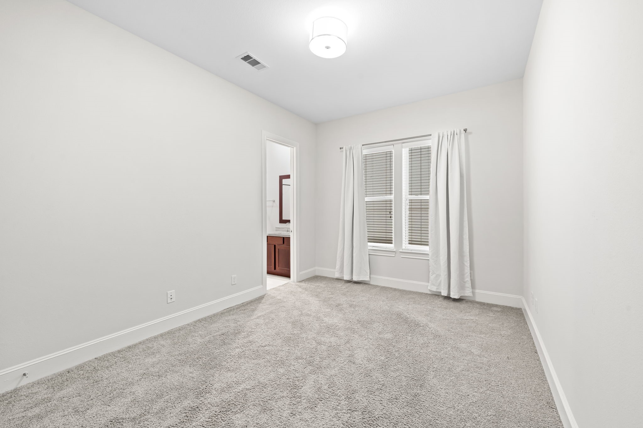 5621 Cohn Meadow Lane Houston, TX 77007 - Photo 17 of 35 Spacious secondary bedroom
