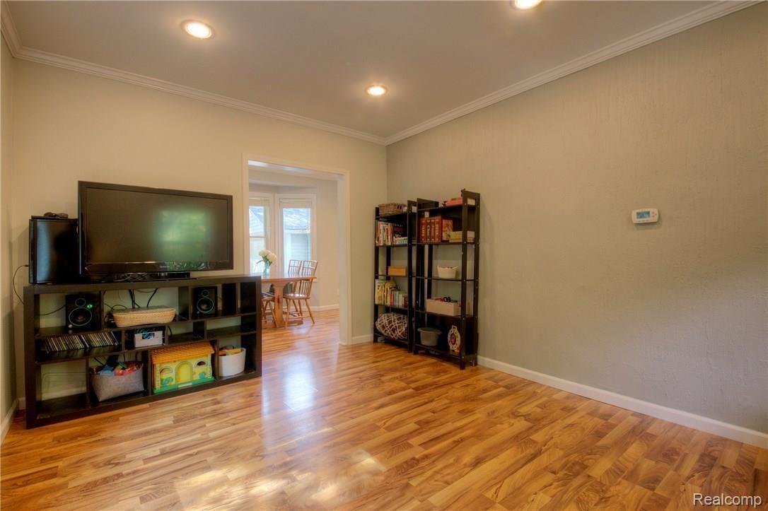 39510 Koppernick Road Canton, MI 48187 - Photo 9 of 31 8 Living.jpg