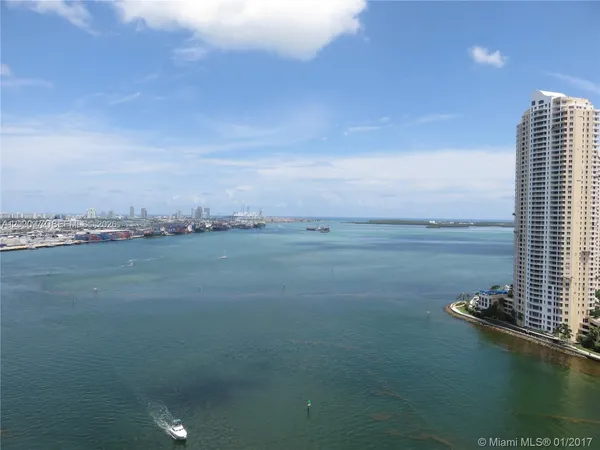 $6,900 | 325 Biscayne Boulevard, Unit 25, Miami, FL 33131