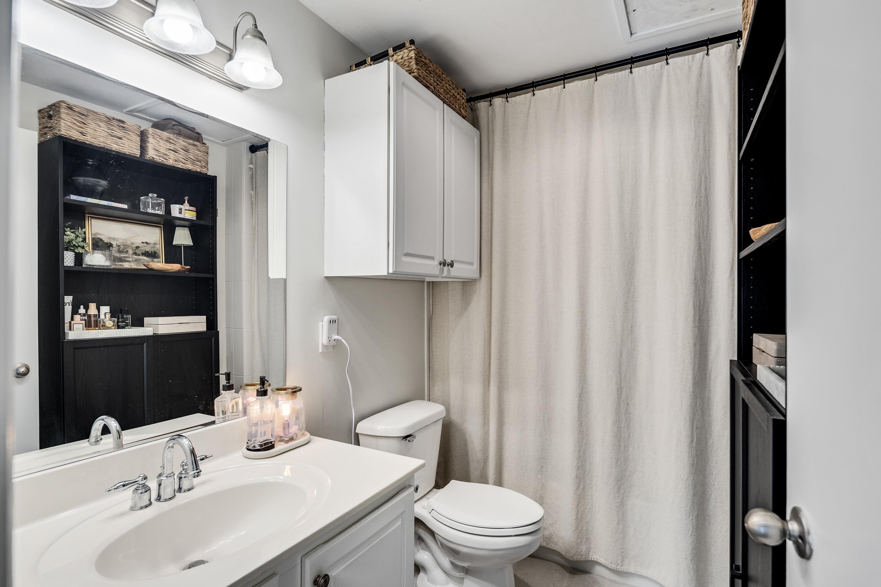 655 Riverside Drive, Unit 708A Memphis, TN 38103 - Photo 20 of 30 a bathroom with a sink toilet and shower
