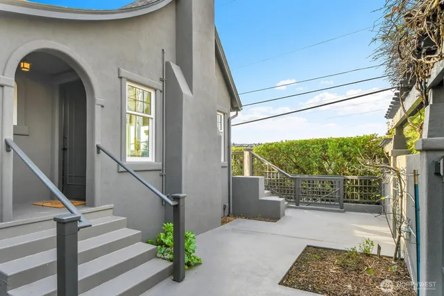 $1,998,000 | 121 East Edgar Street, Seattle, WA 98102