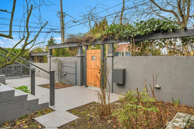 $1,998,000 | 121 East Edgar Street, Seattle, WA 98102