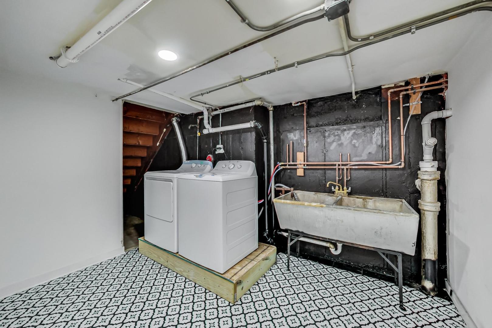 1211 West Talcott Road Park Ridge, IL 60068 - Photo 45 of 57 a room with a washing machine and sink