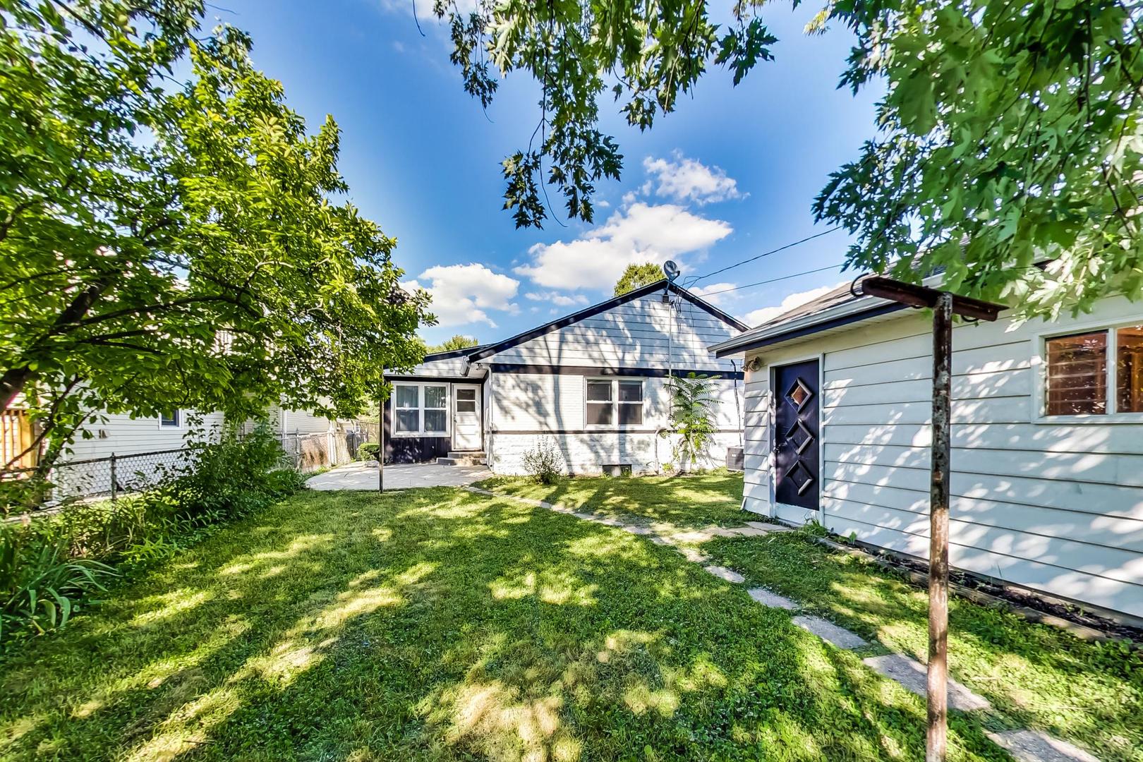 1211 West Talcott Road Park Ridge, IL 60068 - Photo 49 of 57 front view of a house with a yard