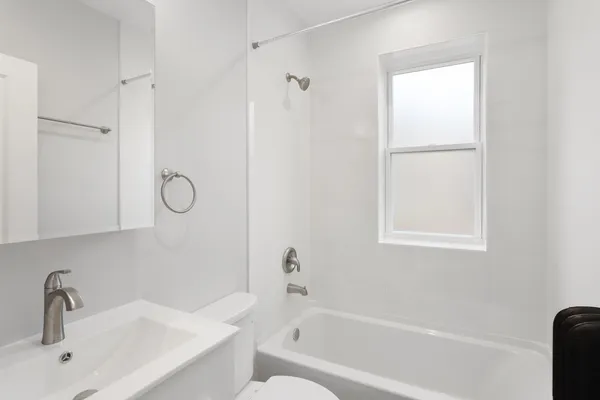 $2,262 | 7383 North Damen Avenue, Unit 2W, Chicago, IL 60645