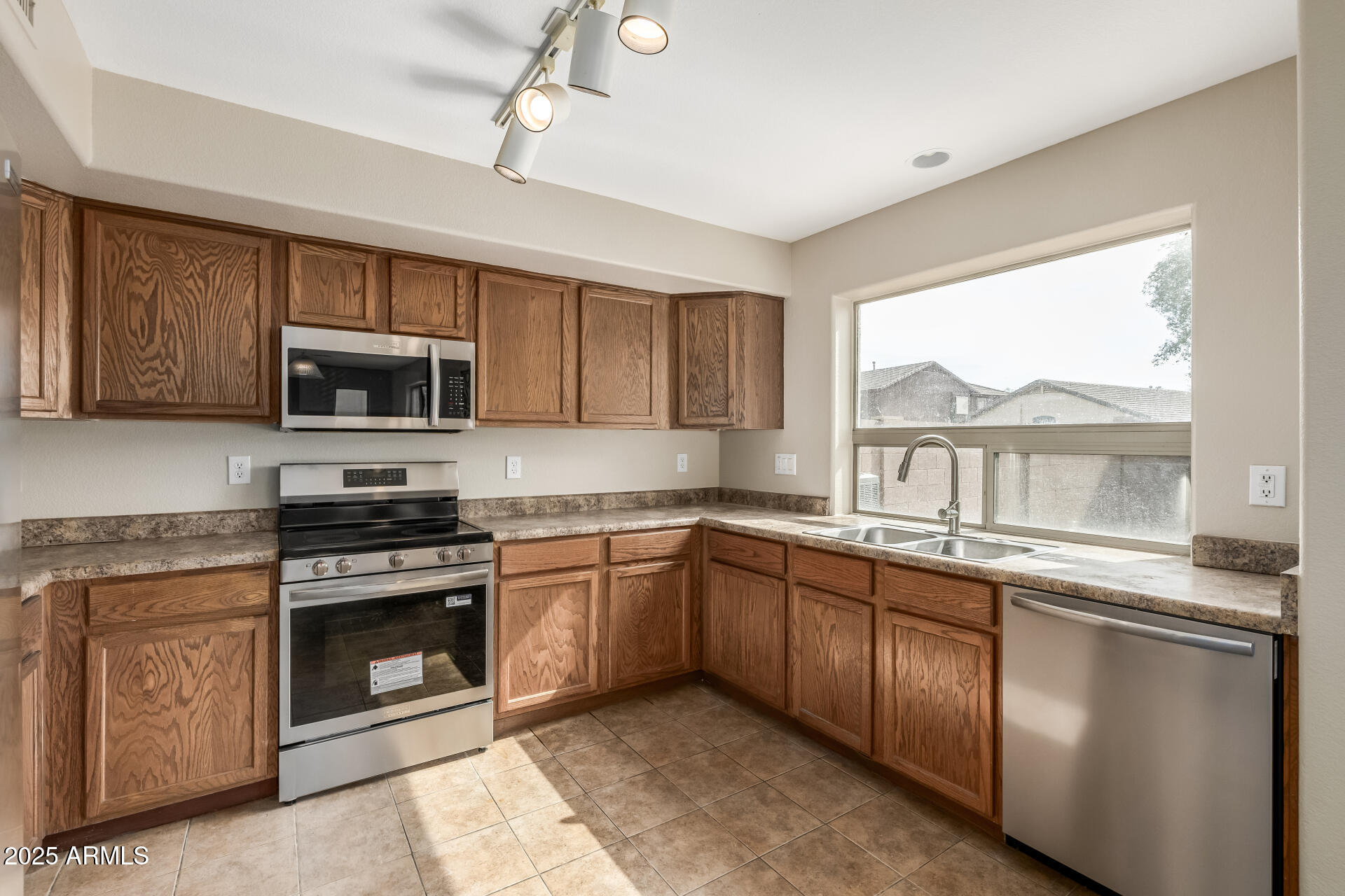1089 Mountain View Road San Tan Valley, AZ 85143 - Photo 13 of 41 13 Kitchen
