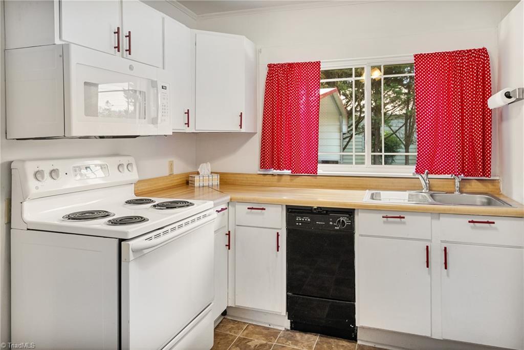 208 Carson Road Pilot Mountain, NC 27041 - Photo 10 of 45 Kitchen