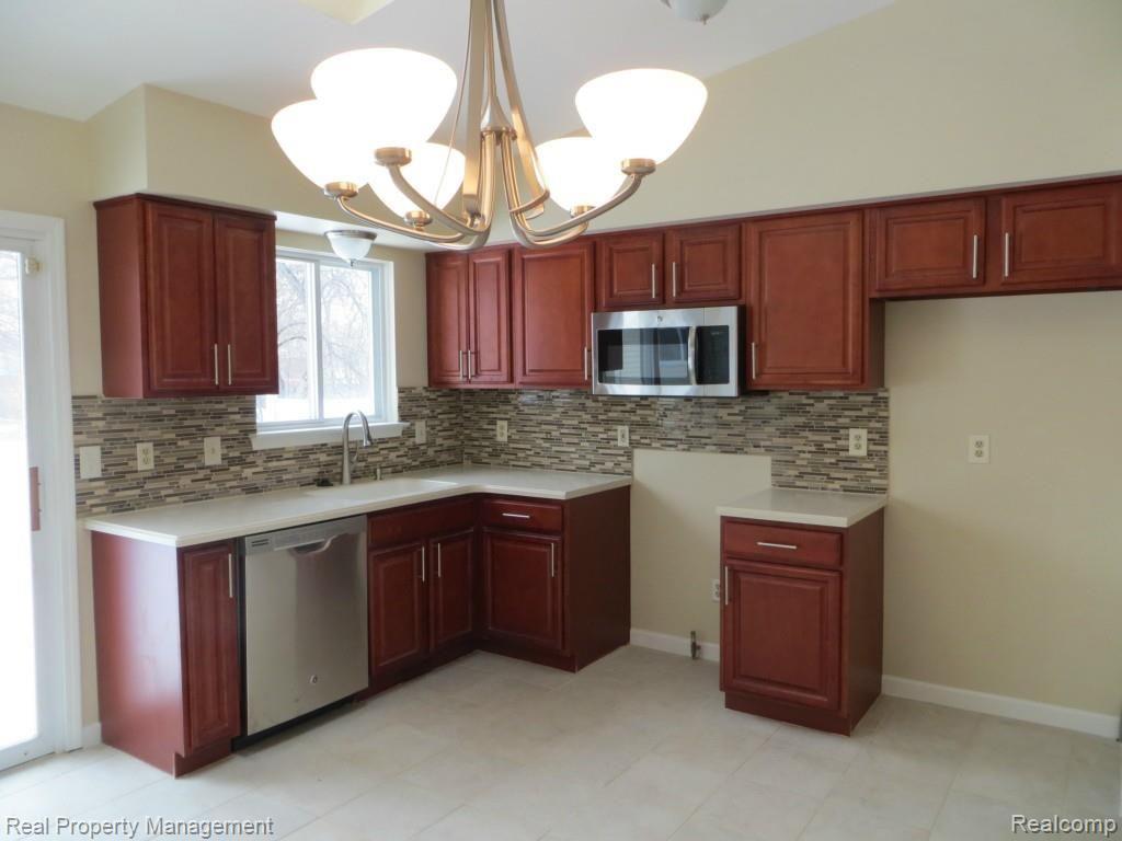 13461 Frazho Road Warren, MI 48089 - Photo 7 of 31 008.jpg