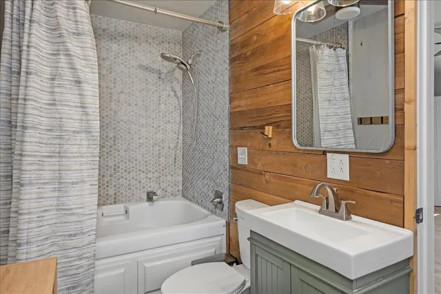 a view of a house with backyard and porch