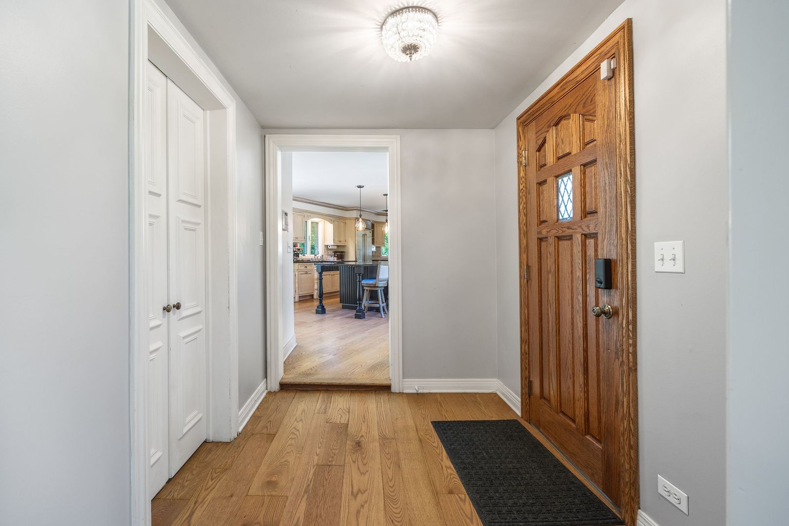 541 Merri Oaks Road Barrington Hills, IL 60010 - Photo 17 of 60 a view of a hallway with wooden floor and a bathroom