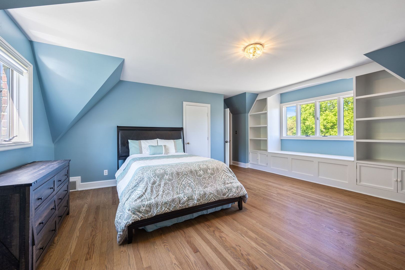 541 Merri Oaks Road Barrington Hills, IL 60010 - Photo 50 of 60 a bedroom with a bed and a window with wooden floor