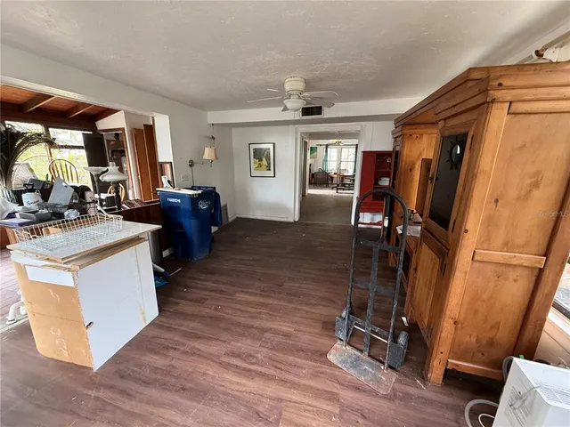 a view of a livingroom with furniture and a ceiling fan