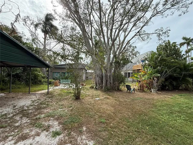 a view of a house with backyard and porch