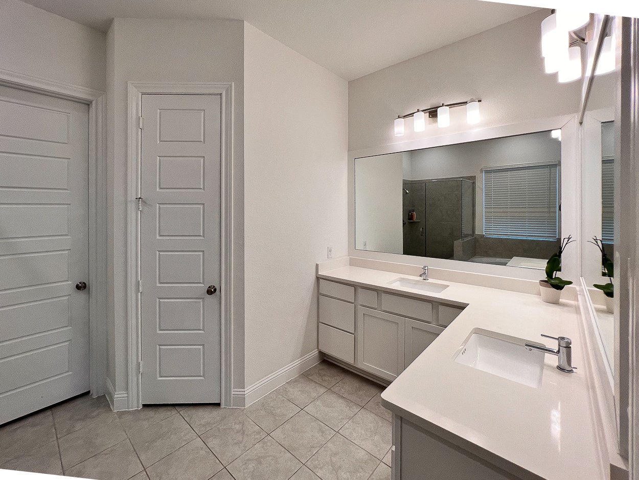 13710 Saxon Cliff Lane Rosharon, TX 77583 - Photo 10 of 20 a bathroom with a sink and a mirror