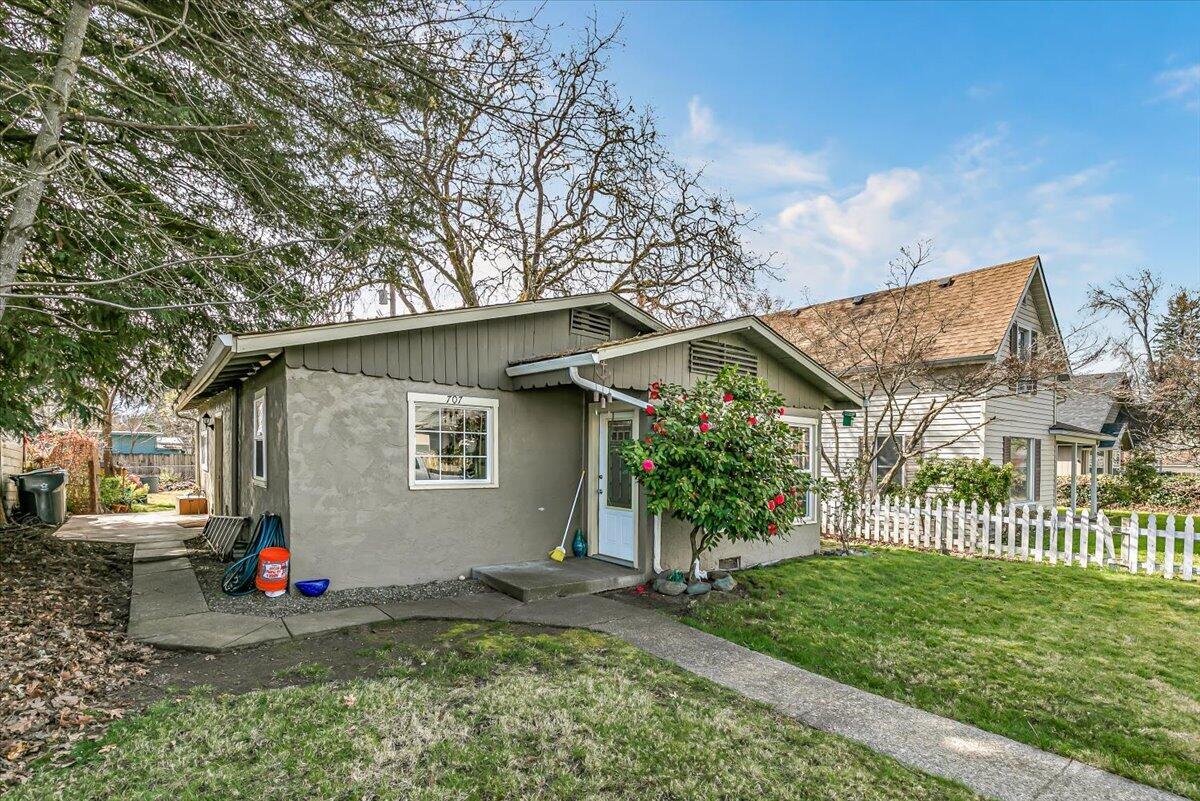 707 Southwest I Street Grants Pass, OR 97526 - Photo 4 of 21 4.