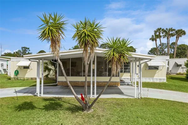 a view of a house with backyard