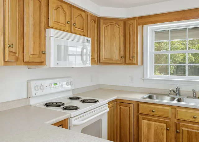 $560,000 | 59 Plymouth Grove, Unit 11, Kennebunk, ME 04043