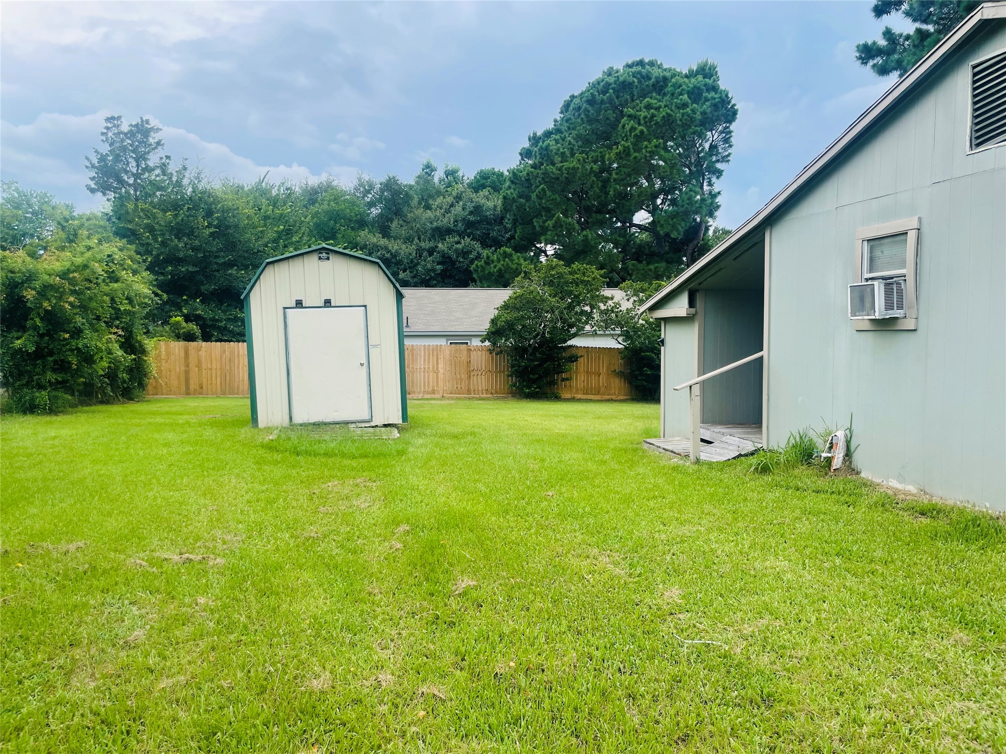 255 Bluebonnet Livingston, TX 77351 - Photo 6 of 7 a front view of house with garden