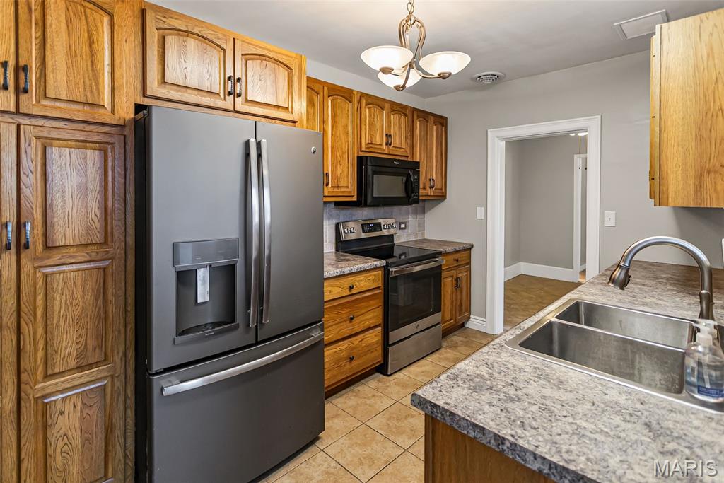 804 Enos Lane Godfrey, IL 62035 - Photo 11 of 48