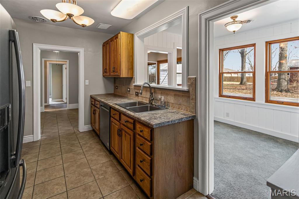 804 Enos Lane Godfrey, IL 62035 - Photo 12 of 48