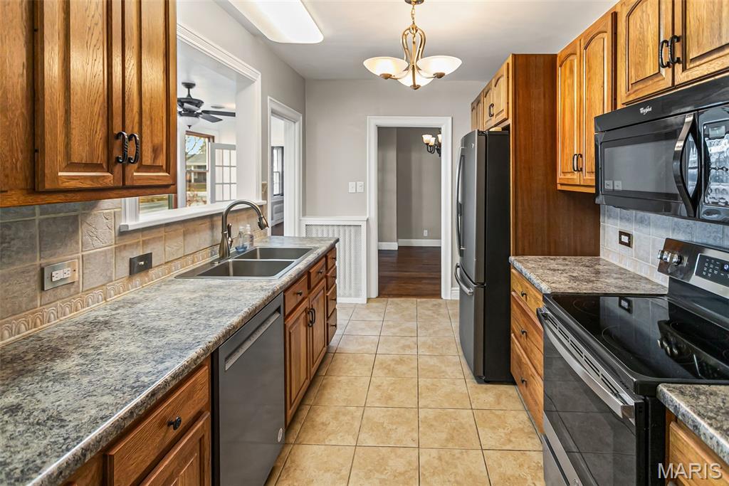 804 Enos Lane Godfrey, IL 62035 - Photo 13 of 48