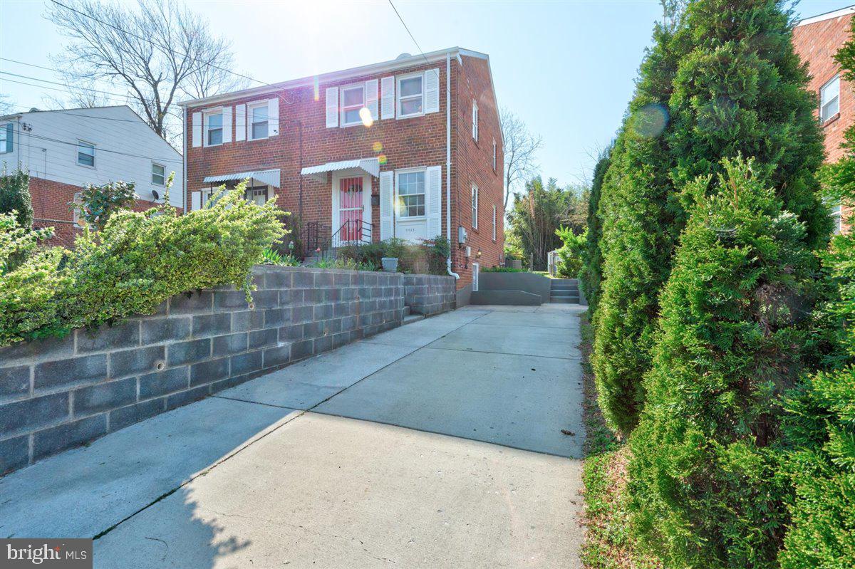 11937 Bluhill Road Silver Spring, MD 20902 - Photo 3 of 33