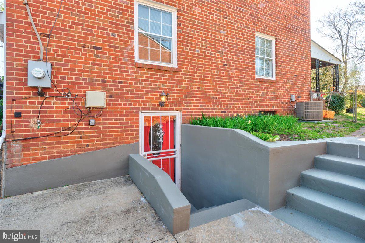 11937 Bluhill Road Silver Spring, MD 20902 - Photo 4 of 33