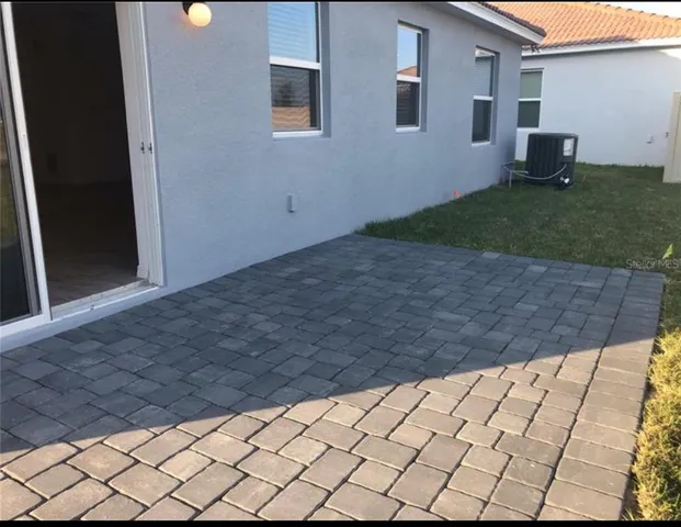 a view of a backyard