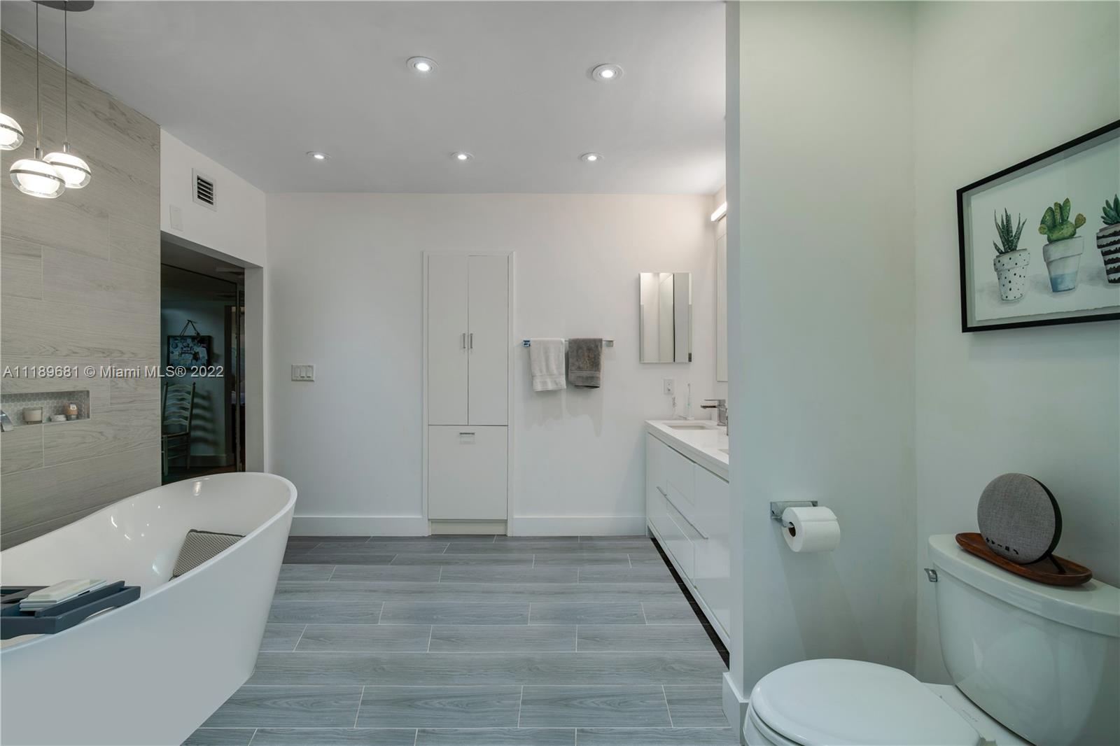 6465 Southwest 126th Street Road Pinecrest, FL 33156 - Photo 15 of 37 a bathroom with a toilet sink and tub