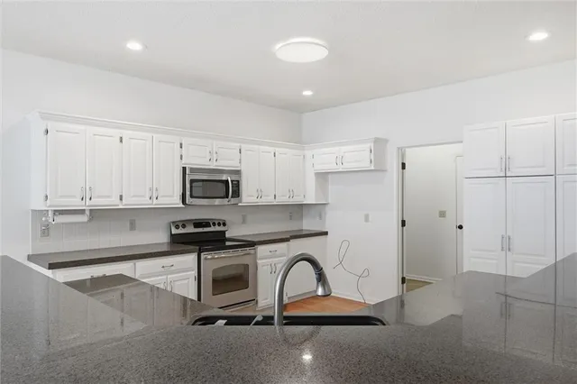 $565,000 | 7621 Lichtenauer Drive, Shawnee, KS 66217