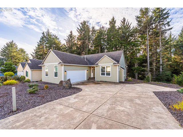 $538,000 | 4161 Southeast Inlet Avenue, Lincoln City, OR 97367