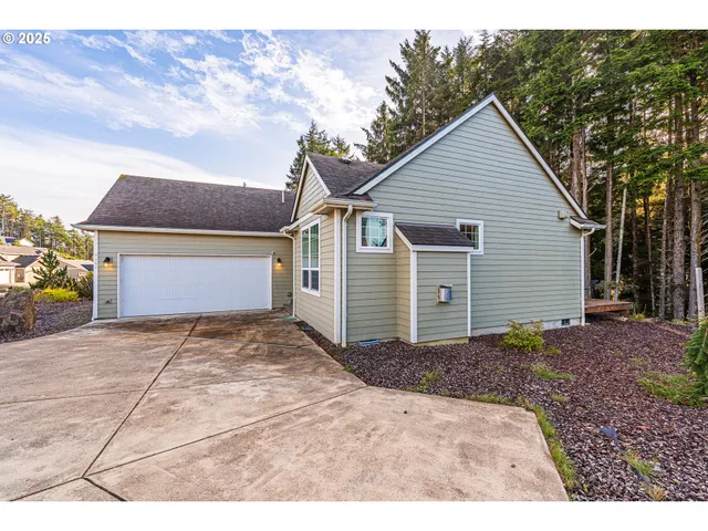 $538,000 | 4161 Southeast Inlet Avenue, Lincoln City, OR 97367