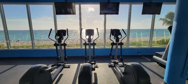 $3,100 | 5401 Collins Avenue, Unit 214, Miami Beach, FL 33140