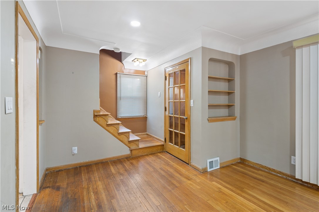 4028 Charlton Road Cleveland, OH 44121 - Photo 16 of 24
