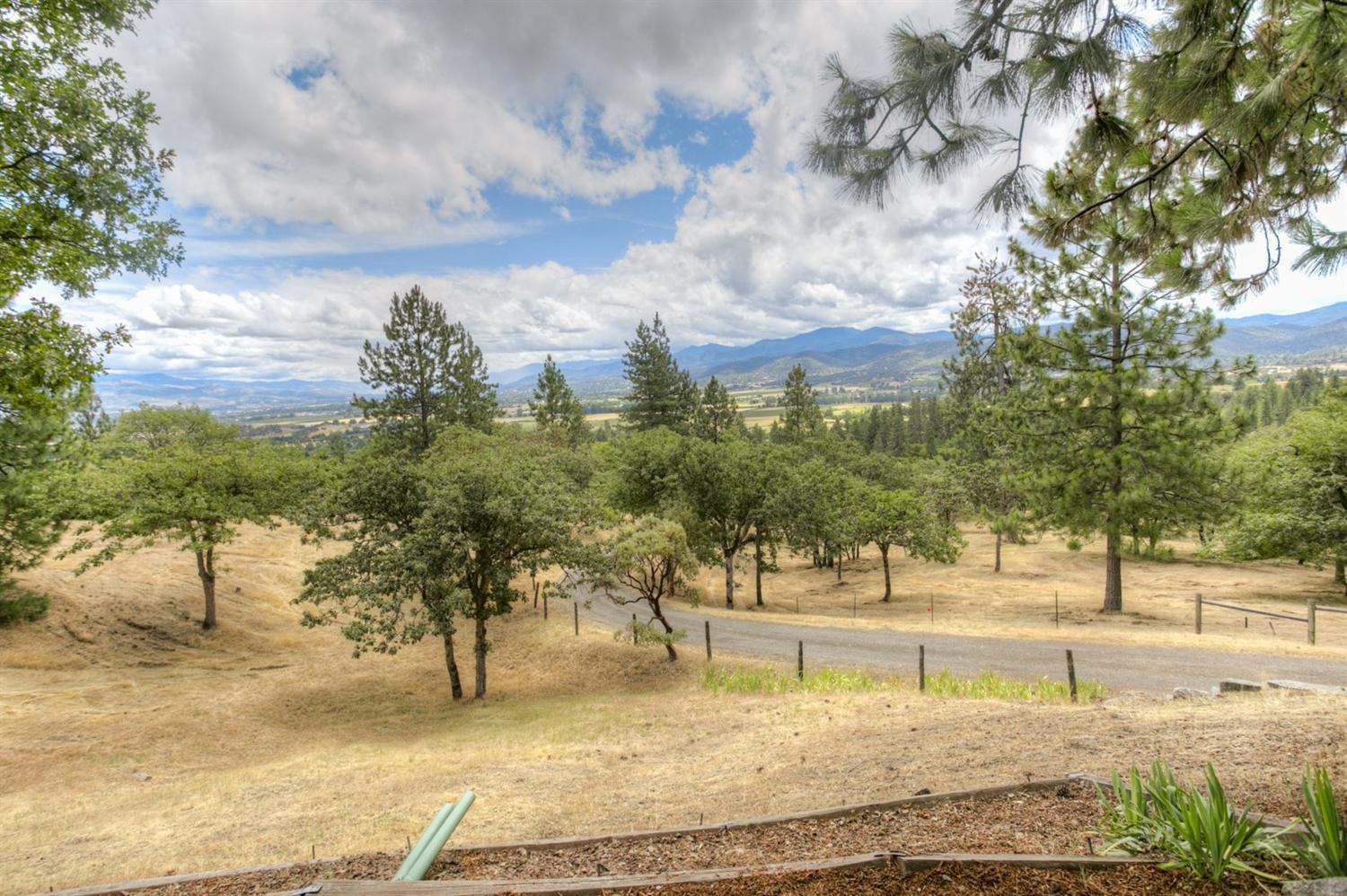 2257 Johns Peak Road Central Point, OR 97502 - Photo 9 of 35 Gallery Image 9