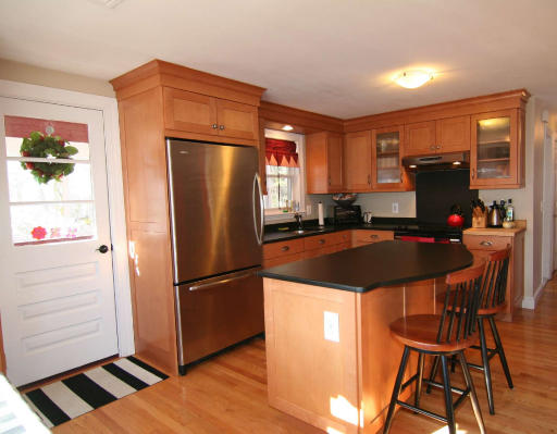 19 Wayland Road Wakefield, MA 01880 - Photo 5 of 17 Gallery Image 5