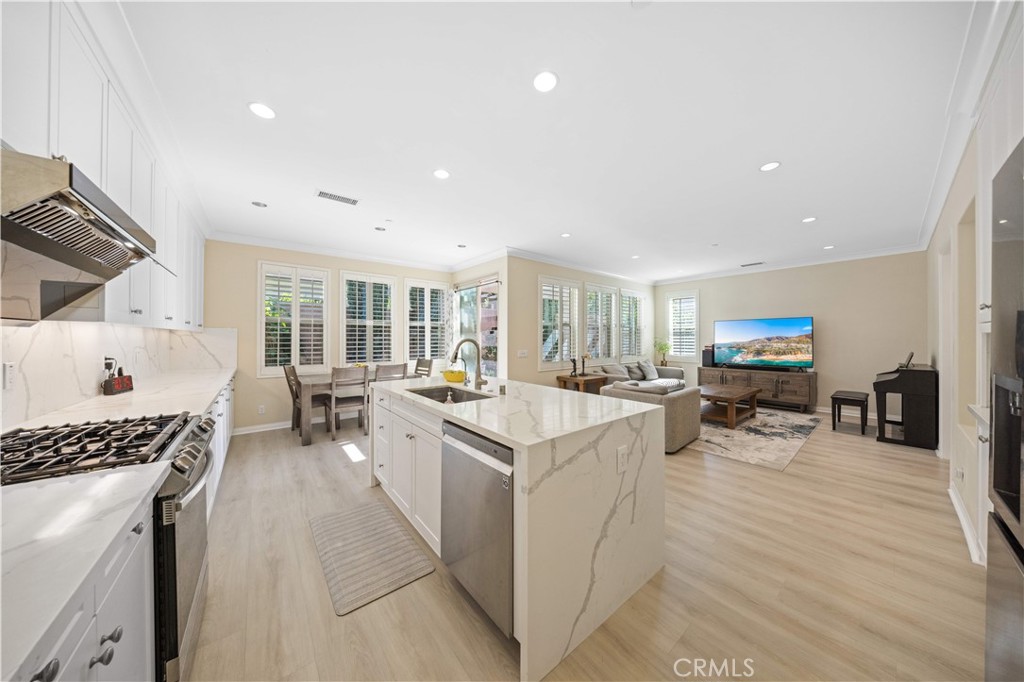 107 Overbrook Irvine, CA 92620 - Photo 6 of 33