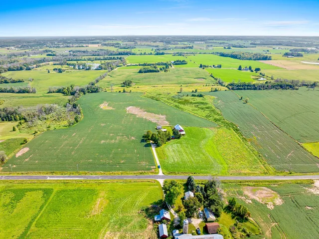 $321,900 | 8177 Middle Road, Manitowoc Rapids, WI 54220