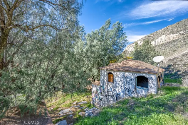 a view of entryway with outdoor area