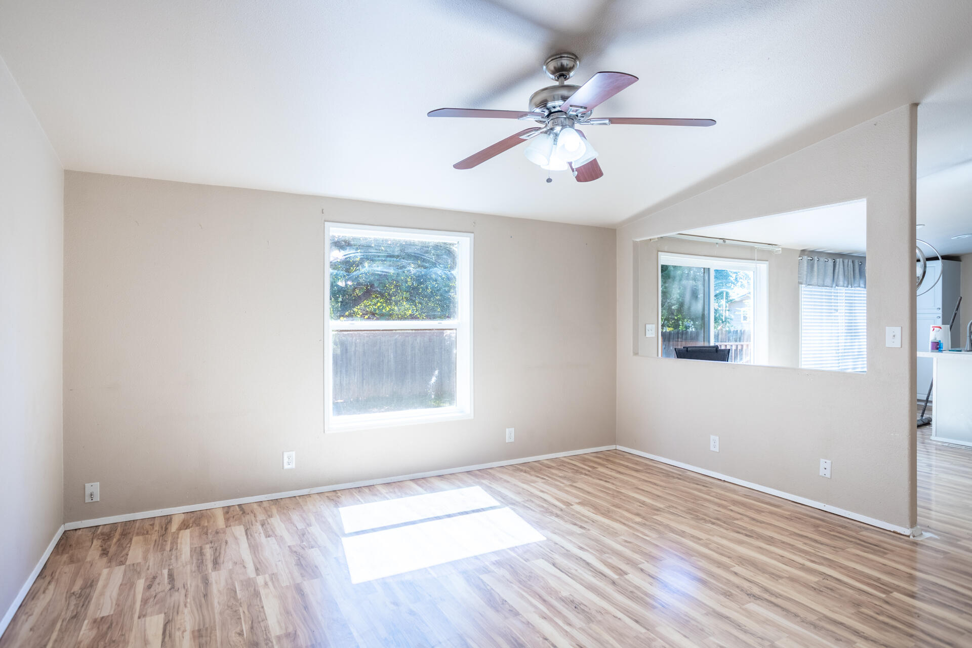 3360 Balls Ferry Road Cottonwood, CA 96022 - Photo 5 of 26 Living Room