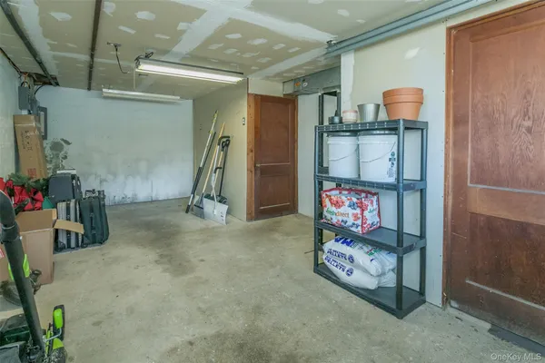 a view of livingroom with furniture