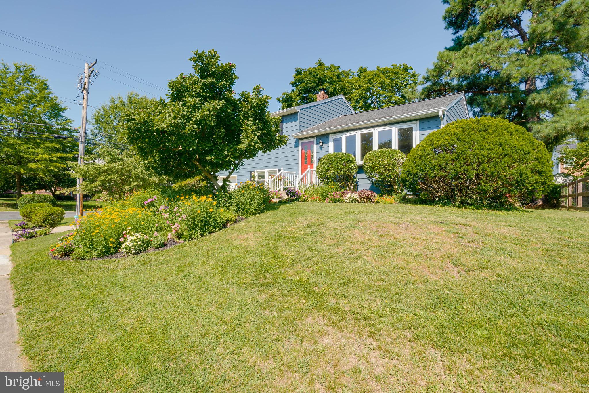 200 Rollingdale Road Baltimore, MD 21228 - Photo 7 of 58 View of front & side yard