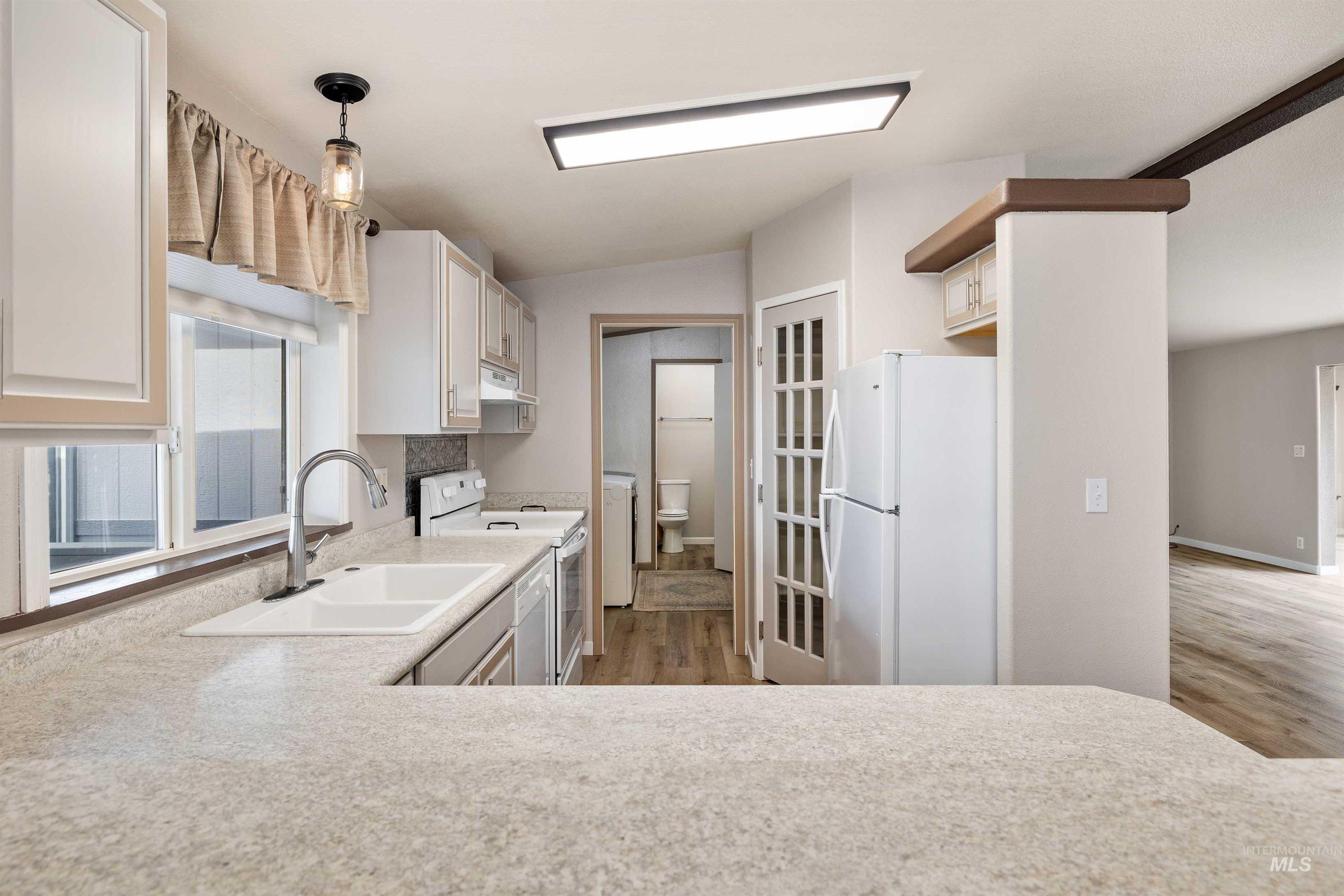 910 Moonglo, Unit 80 Buhl, ID 83316 - Photo 8 of 25 Kitchen