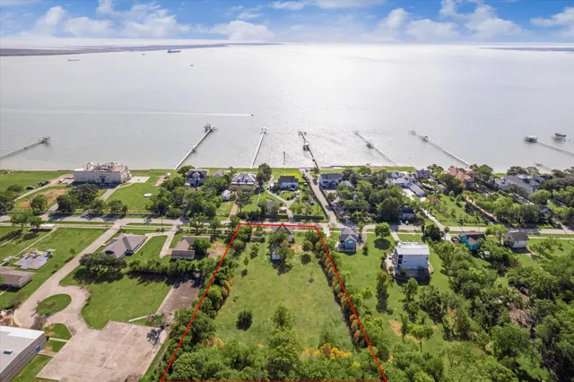 $450,000 | 618 Bayridge Road, La Porte, TX 77571